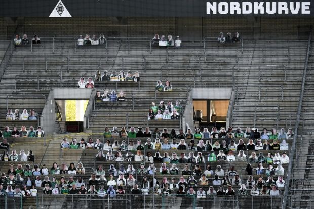 Навијачи Менхенгладбаха поставили картоне са људским ликовима на трибине